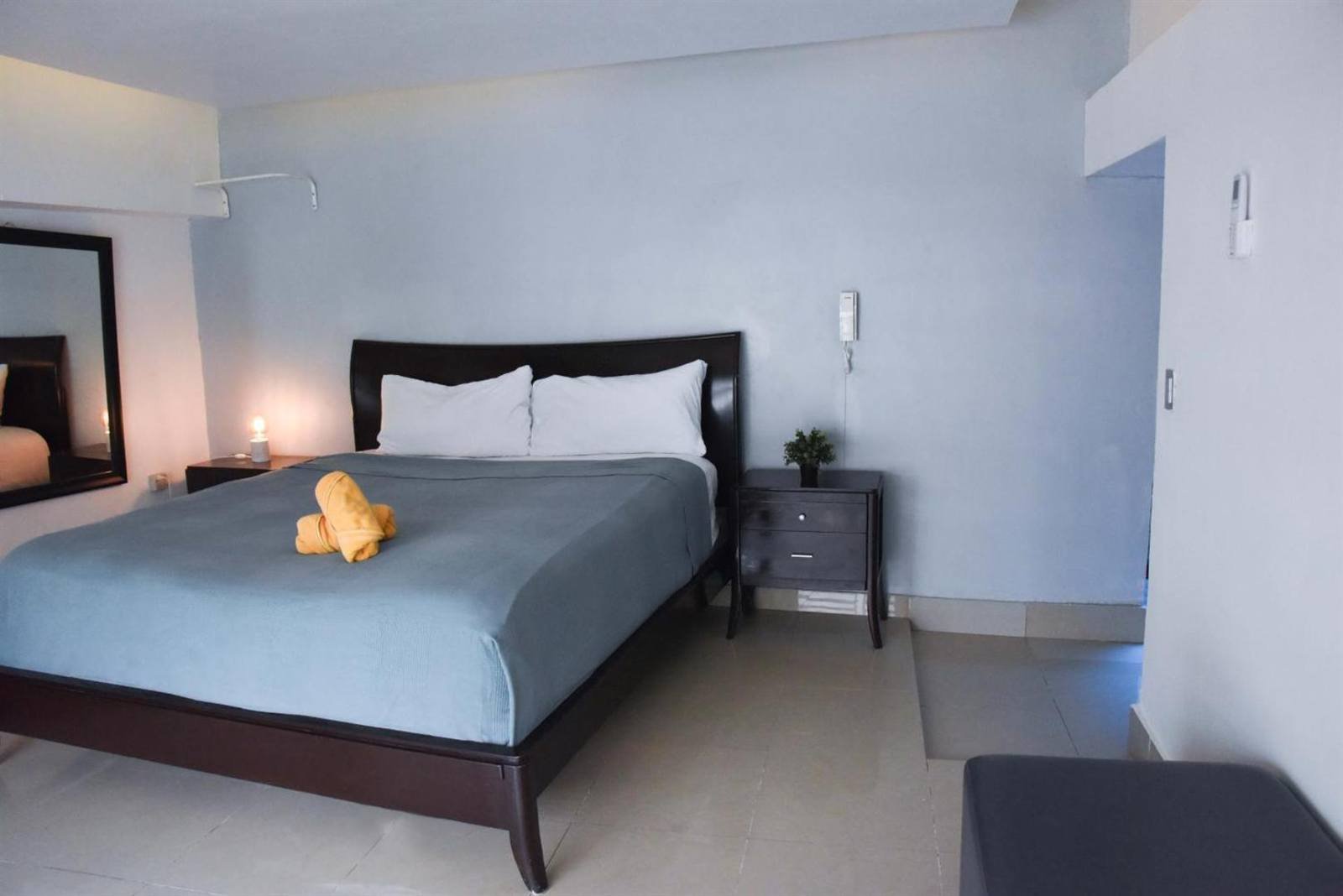 Gato Colonial: double room with a blue bedspread and air conditioning